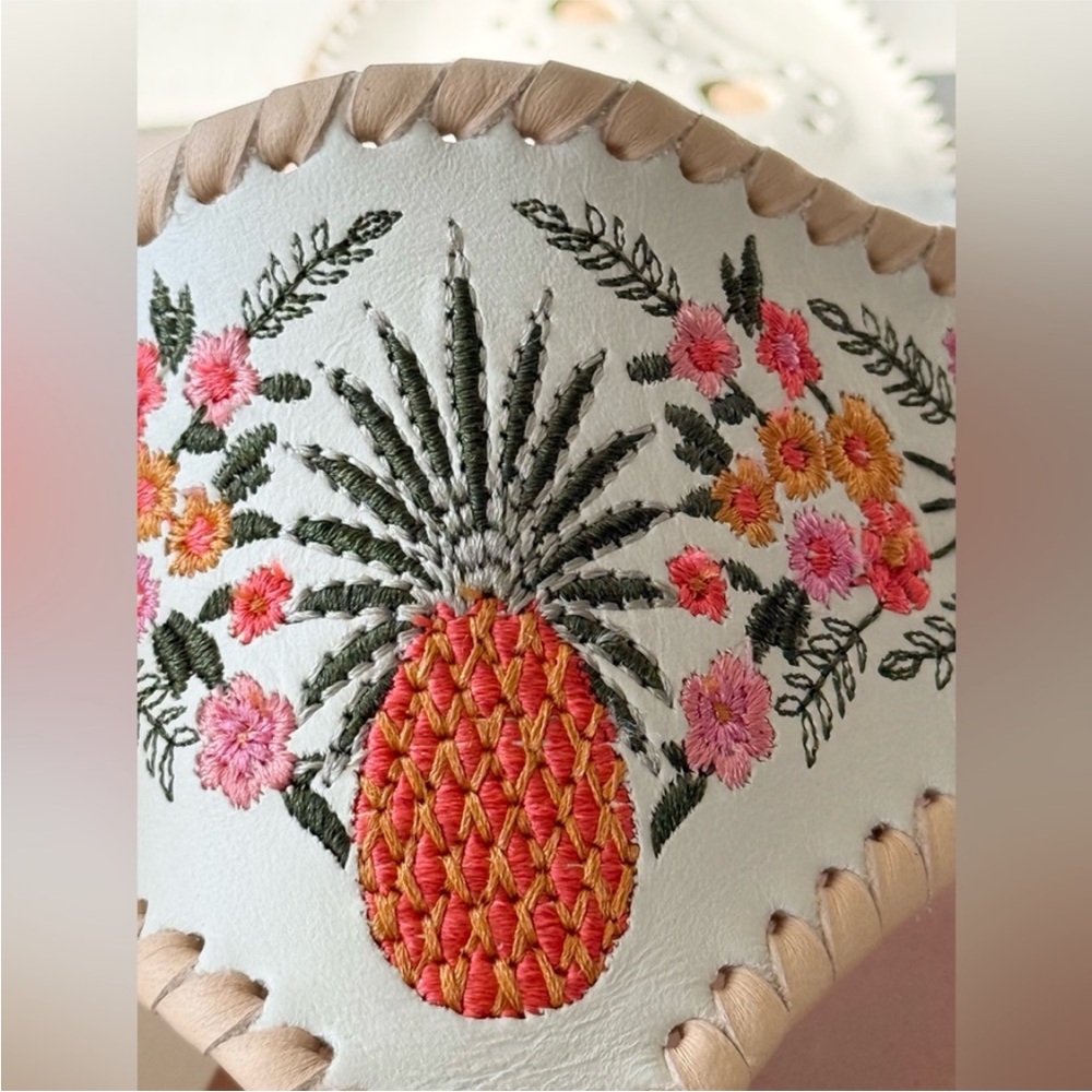 New! JACK ROGERS LIMITED EDITION
PINEAPPLE FLORAL THONG SANDALS - Picture 10 of 16